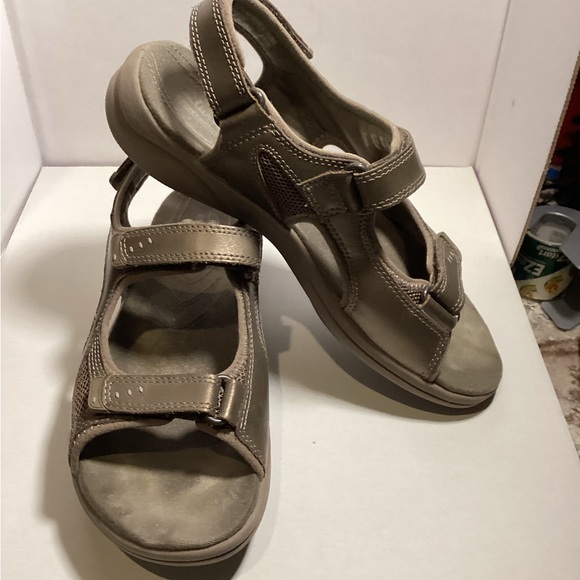 Clarks Brown Sandals with Adjustable Straps and Cushioned Footbed 7.5 $29 - Picture 2 of 5